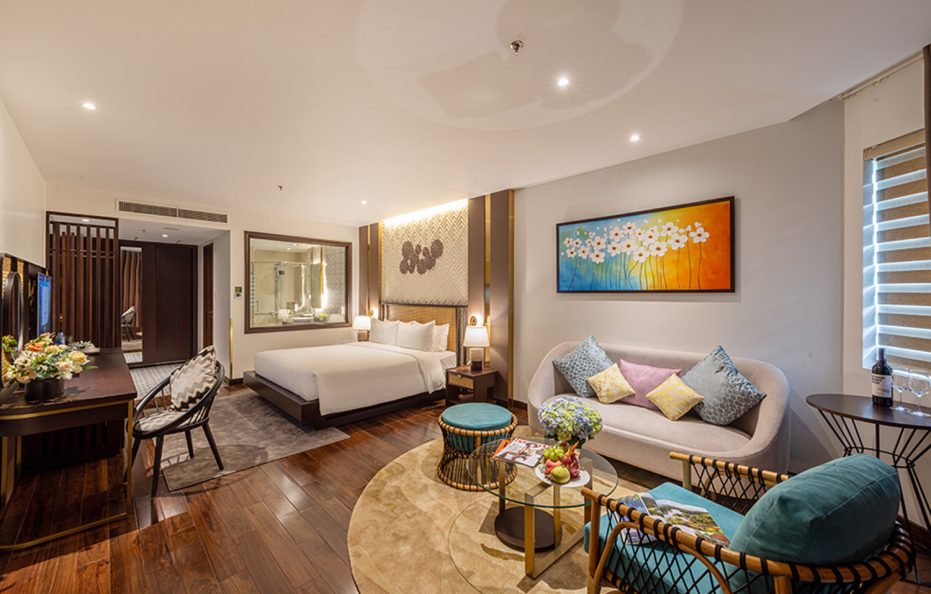 Premier Queen Room with Balcony and Mountain View