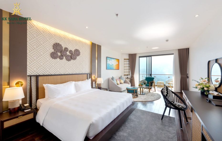 Premier Queen Room with Balcony and Mountain View