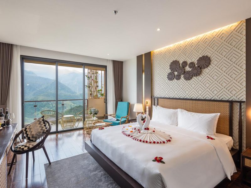 Premier Queen Room with Balcony and Mountain View