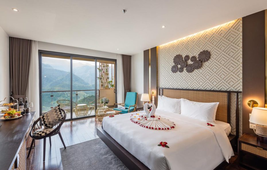 Premier Queen Room with Balcony and Mountain View