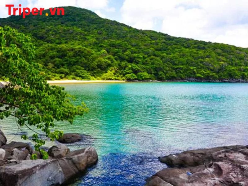 09:30 Xe đưa du khách tiếp tục đi thăm Bắc Đảo. 