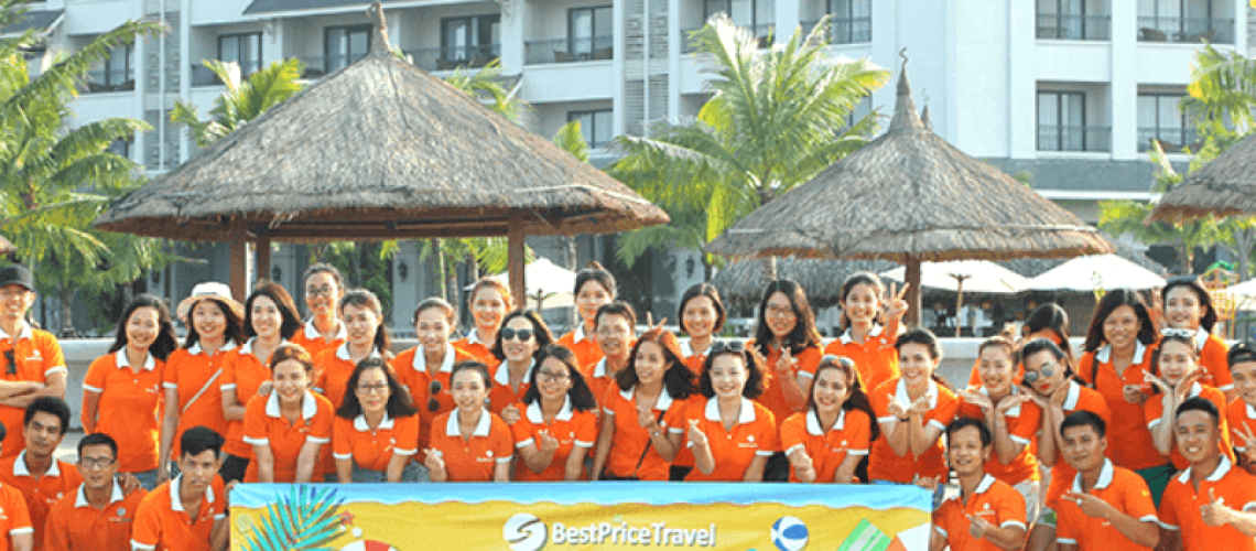 Bạn đang lướt qua hàng trăm lựa chọn và tự hỏi, liệu có công ty du lịch nào thực sự cân bằng được chất lượng dịch vụ 5 sao với mức giá tốt nhất? Nếu túi tiền và trải nghiệm hoàn hảo là hai yếu tố bạn không muốn thỏa hiệp, thì bạn bắt buộc phải đọc tiếp bài viết này! Công ty du lịch BestPrice Travel đã và đang là người dẫn đầu trong việc cung cấp các dịch vụ du lịch trọn gói, tập trung vào từ khóa "Giá Tốt Nhất" (Best Price), nhưng không bao giờ hy sinh chất lượng. Chúng tôi không chỉ bán vé máy bay, phòng khách sạn hay tour trọn gói; chúng tôi cung cấp giá trị vượt trội và sự an tâm tuyệt đối. Hãy để bài viết này điều hướng bạn khám phá những lợi ích độc quyền và tại sao công ty du lịch BestPrice Travel nên là lựa chọn đầu tiên và duy nhất của bạn! Giới thiệu về công ty du lịch BestPrice Travel Công ty du lịch BestPrice Travel được thành lập với tham vọng lớn là làm thay đổi cách người Việt Nam và du khách quốc tế trải nghiệm du lịch. Với phương châm cốt lõi là "Best Price, Best Service" (Giá Tốt Nhất, Dịch Vụ Tốt Nhất), chúng tôi nhanh chóng trở thành một trong những đại lý du lịch Triper hàng đầu tại Việt Nam. Chúng tôi hoạt động trên một nền tảng công nghệ hiện đại, cho phép khách hàng dễ dàng so sánh và đặt dịch vụ du lịch một cách nhanh chóng và minh bạch. Công ty du lịch BestPrice Travel không chỉ là một trang web đặt chỗ; chúng tôi là một đơn vị lữ hành chuyên nghiệp, được cấp phép đầy đủ, có hệ thống đối tác rộng lớn từ các hãng hàng không, chuỗi khách sạn quốc tế đến các nhà cung cấp dịch vụ địa phương. Trọng tâm của công ty du lịch BestPrice Travel là tạo ra những sản phẩm du lịch đa dạng, từ tour tiết kiệm, tour cao cấp đến các dịch vụ lẻ như vé máy bay, phòng khách sạn, và du thuyền. Đội ngũ nhân sự của chúng tôi là những chuyên gia du lịch với kinh nghiệm dày dặn, luôn sẵn lòng tư vấn để bạn có được chuyến đi tối ưu hóa cả về chi phí lẫn trải nghiệm. Ưu điểm của công ty du lịch BestPrice Travel Để đạt được vị thế dẫn đầu trong ngành, công ty du lịch BestPrice Travel đã xây dựng những ưu điểm cạnh tranh vượt trội, mang lại lợi ích thiết thực cho mọi khách hàng: 1. Cam kết giá tốt nhất thị trường (Best Price Guarantee) Nguồn cung cấp trực tiếp: Chúng tôi hợp tác trực tiếp và là đối tác chiến lược của hàng ngàn khách sạn, resort, và hãng hàng không lớn, loại bỏ các khâu trung gian, từ đó mang đến mức giá gốc cạnh tranh nhất. Tối ưu hóa chi phí: Nhờ quy mô hoạt động lớn và hệ thống công nghệ hiệu quả, công ty du lịch BestPrice Travel có khả năng tối ưu hóa chi phí vận hành, giúp khách hàng tiết kiệm tối đa mà vẫn đảm bảo chất lượng cao nhất. 2. Hệ sinh thái sản phẩm dịch vụ toàn diện Dịch vụ trọn gói và dịch vụ lẻ: Khách hàng có thể dễ dàng tìm thấy mọi thứ tại một nơi: tour trọn gói, combo du lịch (vé máy bay + khách sạn), vé tham quan, du thuyền cao cấp (đặc biệt là du thuyền Hạ Long). Phủ sóng điểm đến: Chúng tôi cung cấp tour đến tất cả các điểm nóng trong nước (Phú Quốc, Đà Nẵng, Hà Nội, Hạ Long) và hơn 100 quốc gia trên thế giới (Châu Âu, Mỹ, Hàn Quốc, Nhật Bản...). 3. Chất lượng dịch vụ và hỗ trợ chuyên nghiệp Tư vấn 24/7: Đội ngũ tư vấn của công ty du lịch BestPrice Travel luôn sẵn sàng hỗ trợ bạn mọi lúc, mọi nơi, giải đáp thắc mắc và xử lý yêu cầu phát sinh nhanh chóng và hiệu quả. Đánh giá chân thực: Hệ thống đánh giá của chúng tôi được xây dựng minh bạch, giúp khách hàng có cái nhìn khách quan về dịch vụ trước khi quyết định đặt mua. Hướng dẫn viên tận tâm: Các tour trọn gói luôn đi kèm với hướng dẫn viên chuyên nghiệp, giàu kinh nghiệm và am hiểu sâu sắc về văn hóa địa phương. 4. Nền tảng công nghệ thân thiện và an toàn Đặt dịch vụ dễ dàng: Giao diện website và ứng dụng thân thiện, cho phép khách hàng dễ dàng tra cứu, so sánh giá và đặt dịch vụ chỉ trong vài cú nhấp chuột. Thanh toán bảo mật: Hệ thống thanh toán trực tuyến của công ty du lịch BestPrice Travel đảm bảo tính bảo mật cao nhất, mang lại sự an tâm tuyệt đối cho khách hàng. Thông tin các tour nổi bật tại công ty du lịch BestPrice Travel Công ty du lịch BestPrice Travel nổi tiếng với các dòng sản phẩm chất lượng, được thiết kế để đáp ứng mọi phân khúc khách hàng, từ du lịch tiết kiệm đến nghỉ dưỡng sang trọng. 1. Tour du thuyền Hạ Long - Sản phẩm chủ lực Trải nghiệm độc đáo: Chúng tôi là đối tác vàng của hầu hết các du thuyền 4-5 sao hàng đầu tại vịnh Hạ Long, Bái Tử Long và Lan Hạ. Giá ưu đãi đặc biệt: Công ty du lịch BestPrice Travel thường xuyên có các deal độc quyền và giảm giá sâu cho các tour du thuyền, đảm bảo bạn có trải nghiệm sang trọng với chi phí tối ưu. 2. Combo du lịch Free & Easy (Vé máy bay + Khách sạn) Linh hoạt và tiết kiệm: Đây là lựa chọn hoàn hảo cho những ai thích du lịch tự túc nhưng muốn giảm gánh nặng tìm kiếm và đặt dịch vụ. Điểm đến phổ biến: Các combo đi Phú Quốc, Đà Nẵng, Nha Trang, hoặc Bangkok luôn có mức giá thấp hơn đáng kể so với việc đặt lẻ từng dịch vụ. 3. Tour quốc tế chọn lọc Hàn Quốc - Nhật Bản mùa hoa anh đào: Các tour được tổ chức chuyên nghiệp, tập trung vào trải nghiệm văn hóa và cảnh sắc theo mùa, với dịch vụ nghỉ dưỡng tiêu chuẩn cao. Châu Âu cổ điển (Pháp - Thụy Sĩ - Ý): Hành trình được thiết kế khoa học, giúp du khách khám phá các di sản thế giới với chất lượng xe, ăn uống và khách sạn tốt nhất. Các đánh giá của công ty du lịch BestPrice Travel Uy tín của công ty du lịch BestPrice Travel được xây dựng dựa trên sự minh bạch và phản hồi tích cực từ hàng ngàn khách hàng: "Thực sự Best Price": Rất nhiều khách hàng xác nhận rằng sau khi so sánh, công ty du lịch BestPrice Travel luôn đưa ra mức giá cuối cùng tốt hơn các đại lý khác cho cùng một dịch vụ. "Tư vấn cực kỳ chi tiết": Đội ngũ tư vấn được khen ngợi vì sự kiên nhẫn, am hiểu sản phẩm và tinh thần hỗ trợ nhiệt tình, giúp khách hàng đưa ra quyết định chính xác nhất. "Dịch vụ không hề 'rẻ tiền'": Khách hàng ấn tượng vì dù giá thấp nhưng chất lượng lưu trú, phương tiện và bữa ăn trong tour luôn được đảm bảo, đúng như cam kết 4-5 sao. "Xử lý sự cố nhanh chóng": Khi có vấn đề phát sinh (ví dụ: thay đổi lịch bay), công ty du lịch BestPrice Travel luôn có mặt để hỗ trợ kịp thời, mang lại sự an tâm tuyệt đối. Thông tin liên hệ công ty du lịch BestPrice Travel Đừng ngần ngại biến ước mơ du lịch của bạn thành hiện thực với mức giá tốt nhất và chất lượng dịch vụ hoàn hảo. Hãy để đội ngũ Đại lý du lịch Triper của công ty du lịch BestPrice Travel chăm sóc mọi chi tiết nhỏ nhất trong chuyến đi của bạn. Chúng tôi sẵn sàng phục vụ bạn với sự chuyên nghiệp và minh bạch tuyệt đối. Thông tin liên hệ: Hotline: (024/028) 7307 2605 Qua những phân tích chi tiết trên, rõ ràng công ty du lịch BestPrice Travel không chỉ là một cái tên; đó là một lời cam kết về chất lượng và chi phí tối ưu. Chúng tôi đã tạo ra một mô hình du lịch mà ở đó, bạn không cần phải hy sinh chất lượng vì mức giá, hay ngược lại.