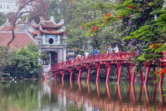 Hồ Hoàn Kiếm | Hướng dẫn A-Z để phá đảo trái tim Hà Nội 14 5.1. Cầu Thê Húc – Đền Ngọc Sơn