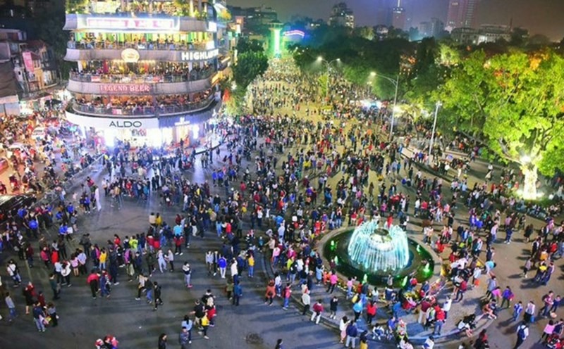 Hồ Hoàn Kiếm | Hướng dẫn A-Z để phá đảo trái tim Hà Nội 17 5.4. Phố Đi Bộ Hồ Hoàn Kiếm (Hoạt Động Cuối Tuần)