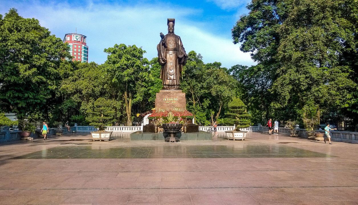Hồ Hoàn Kiếm | Hướng dẫn A-Z để phá đảo trái tim Hà Nội 18 5.5. Tượng Đài Lý Thái Tổ