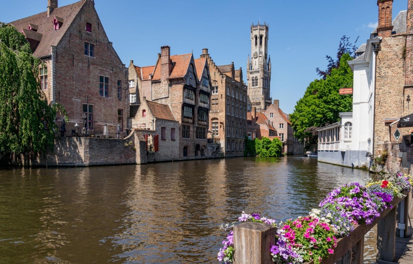 Bruges cổ kính với kênh đào và phố đá Bruges Cổ Kính Với Kênh Đào Và Phố Đá
