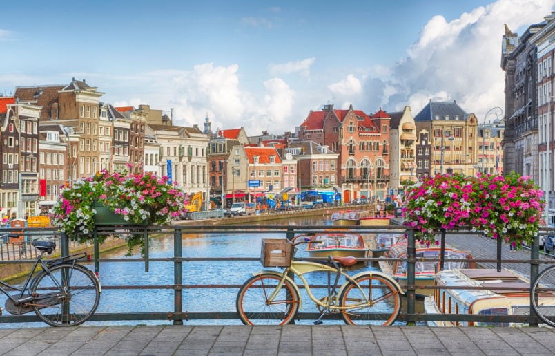 Amsterdam yên bình bên kênh đào cổ. Amsterdam Yên Bình Bên Kênh Đào Cổ.