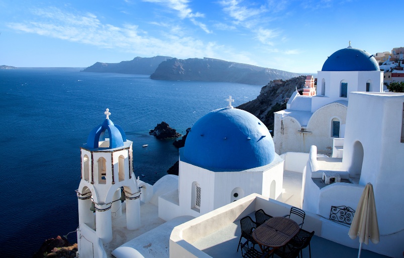 Santorini nổi bật với mái vòm xanh đặc trưng Santorini Nổi Bật Với Mái Vòm Xanh Đặc Trưng