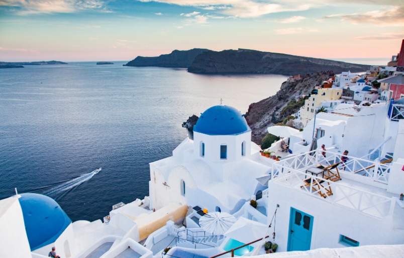 Santorini nổi tiếng với những ngôi nhà trắng mái xanh ven biển Santorini Nổi Tiếng Với Những Ngôi Nhà Trắng Mái Xanh Ven Biển