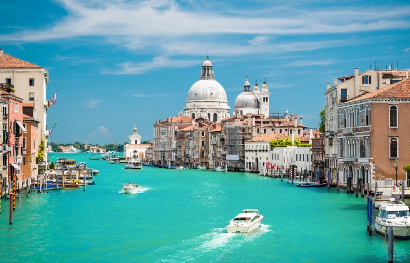 Venice nổi tiếng với hệ thống kênh đào và giao thông đường thủy độc đáo. Venice Nổi Tiếng Với Hệ Thống Kênh Đào Và Giao Thông Đường Thủy Độc Đáo.
