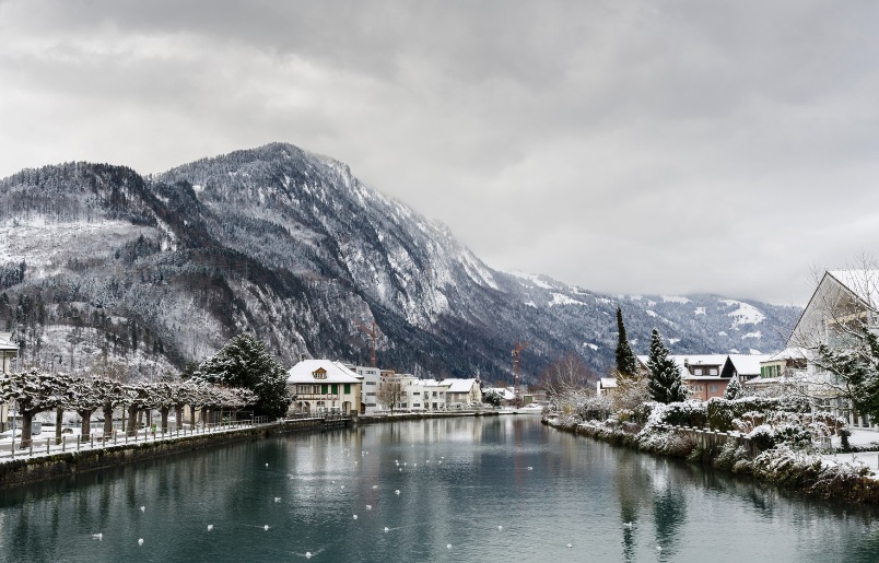 Interlaken nổi bật với cảnh quan núi tuyết và hồ nước. Interlaken Nổi Bật Với Cảnh Quan Núi Tuyết Và Hồ Nước.