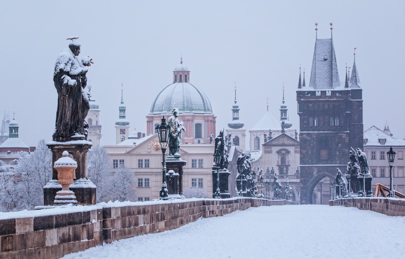 Kiến trúc cổ của Prague nổi bật hơn khi được phủ bởi tuyết trắng Kiến Trúc Cổ Của Prague Nổi Bật Hơn Khi Được Phủ Bởi Tuyết Trắng