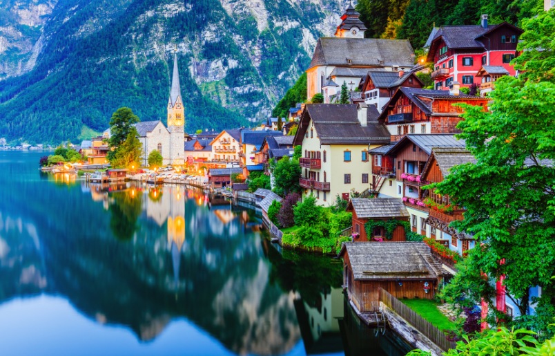 Hallstatt yên bình bên hồ nước trong xanh mùa xuân. Hallstatt Yên Bình Bên Hồ Nước Trong Xanh Mùa Xuân.