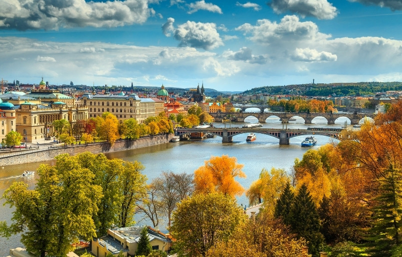 Prague Mùa Thu Nổi Bật Với Phố Cổ, Cầu Charles Và Những Hàng Cây Vàng.