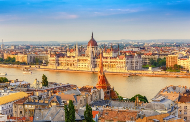 Budapest Mùa Thu Với Sông Danube Và Những Công Trình Cổ Kính.