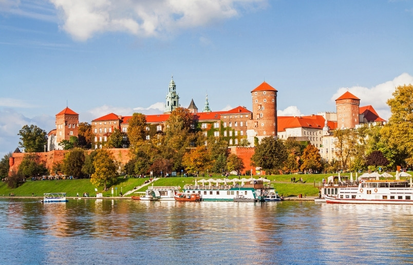 Krakow Mùa Thu Nổi Bật Với Phố Cổ Và Sắc Lá Vàng Quanh Lâu Đài Wawel.