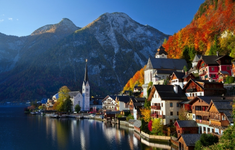 Hallstatt Mùa Thu Nổi Bật Với Những Ngôi Nhà Ven Hồ Và Núi Rừng Vàng Đỏ.