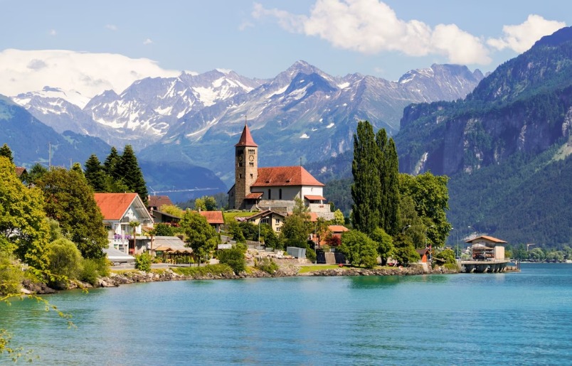 Interlaken giữa sắc thu và dãy Alps. Interlaken Giữa Sắc Thu Và Dãy Alps.